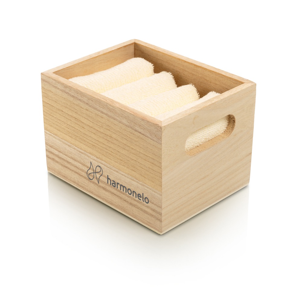 Set of 4 towels in a wooden box
